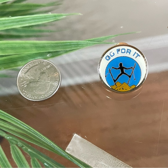 Vintage 1980 Crescent Moon Ski enamel pin badge retro Go For It 80s novelty - Picture 9 of 9